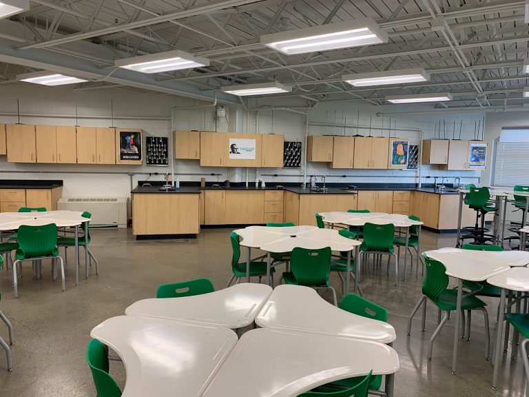 Des Moines Science classroom with flexible desks and science stations